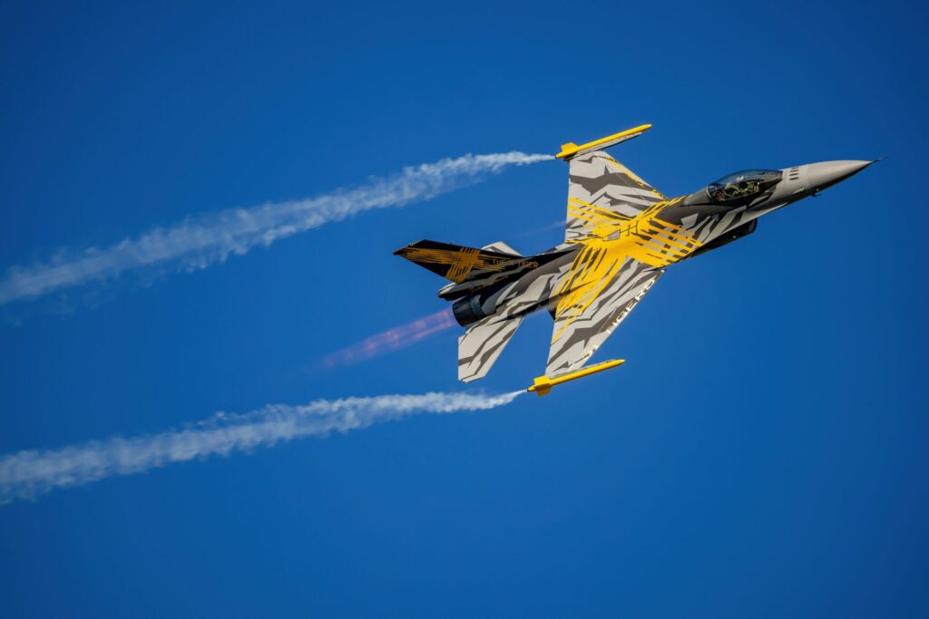 晴天を背景に航空する空軍機