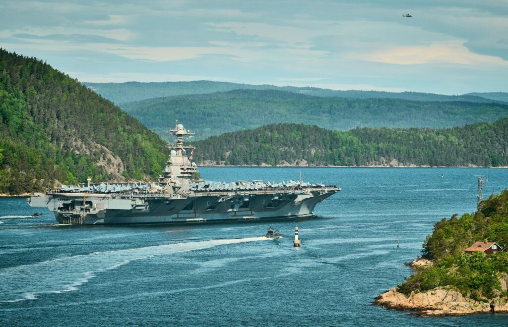 海峡を公開する海軍の艦艇